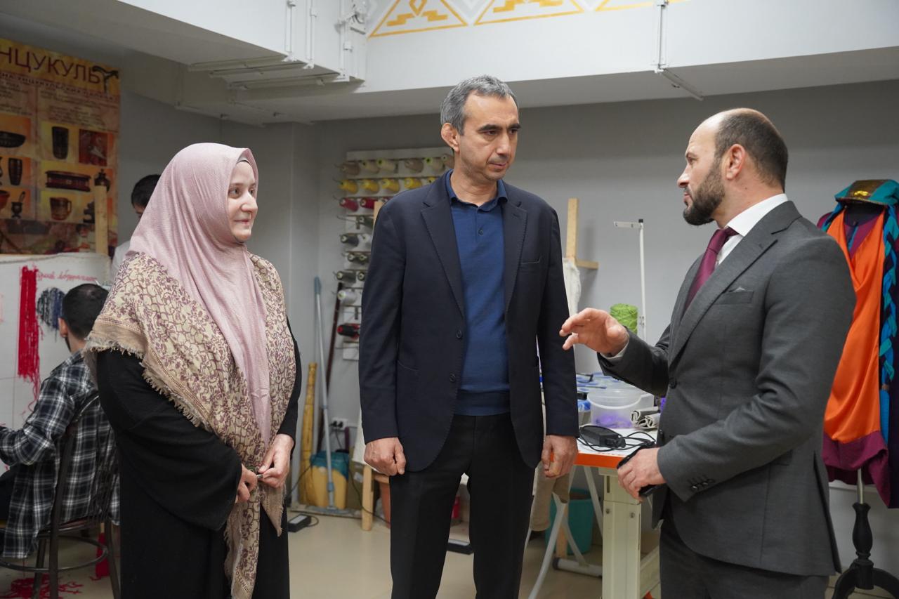 Заур Эминов посетил мастерскую для людей с ОВЗ